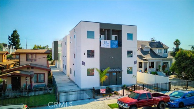 Detail Gallery Image 5 of 17 For 630 E Adams Bld, Los Angeles,  CA 90011 - 4 Beds | 2/1 Baths