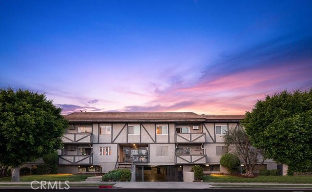 1914 Corinth Avenue, Los Angeles CA: https://media.crmls.org/medias/6726f217-3818-42b4-8d69-ca6da5518910.jpg