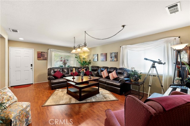 Detail Gallery Image 4 of 43 For 1549 Thomas Dr, Lancaster,  CA 93535 - 4 Beds | 3 Baths