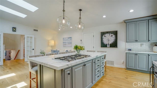 Detail Gallery Image 13 of 57 For 22914 Gershwin Dr, Woodland Hills,  CA 91364 - 5 Beds | 4/1 Baths