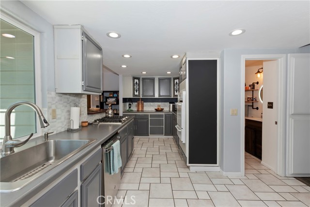 22989 Pine Lane, Crestline CA: https://media.crmls.org/medias/672bc4ea-ad4d-4063-8df9-fb6b323e4de5.jpg