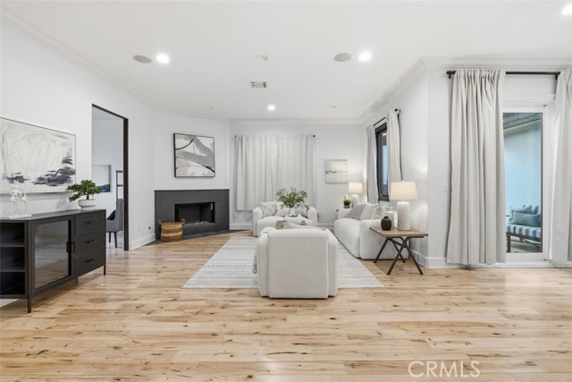 22953 Oxnard Street, Woodland Hills CA: https://media.crmls.org/medias/672e8614-c303-420c-a2de-b3037ad1e8c6.jpg