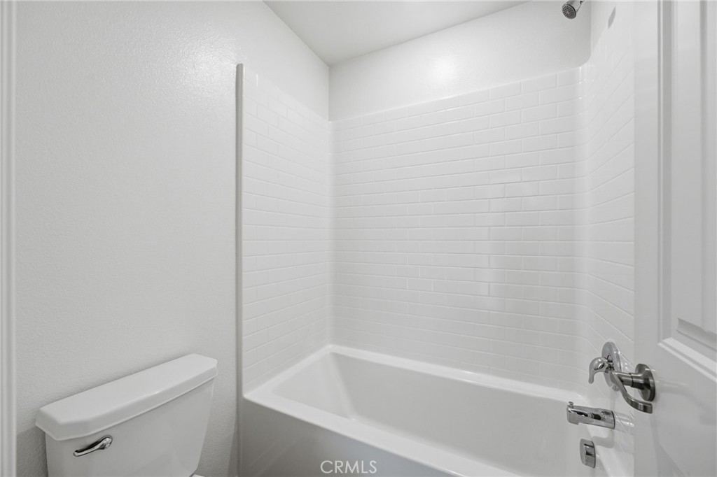 https://media.crmls.org/medias/67319020-b8b4-4ee5-8c04-608f80719ff7.jpg?preset=X-Large