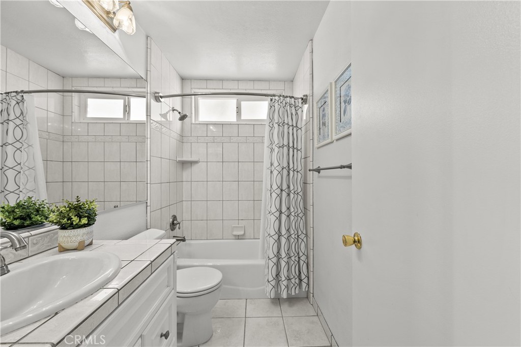 https://media.crmls.org/medias/6731e64e-cad1-42cf-b41a-8d35e872e587.jpg?preset=X-Large