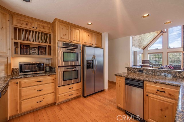 Detail Gallery Image 14 of 50 For 305 Starlight Cir, Big Bear Lake,  CA 92315 - 3 Beds | 2/1 Baths
