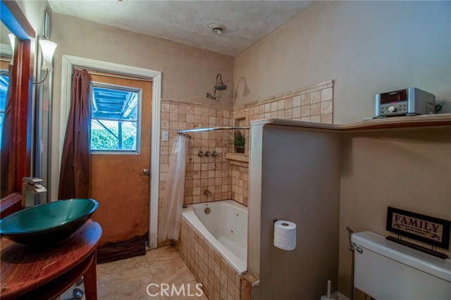 2484 Hanning Avenue, Altadena CA: https://media.crmls.org/medias/6733c729-3143-4f06-84d2-0eb26307cdf2.jpg