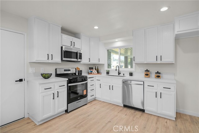 Detail Gallery Image 9 of 23 For 1064 E La Verne Ave, Pomona,  CA 91767 - 3 Beds | 2 Baths