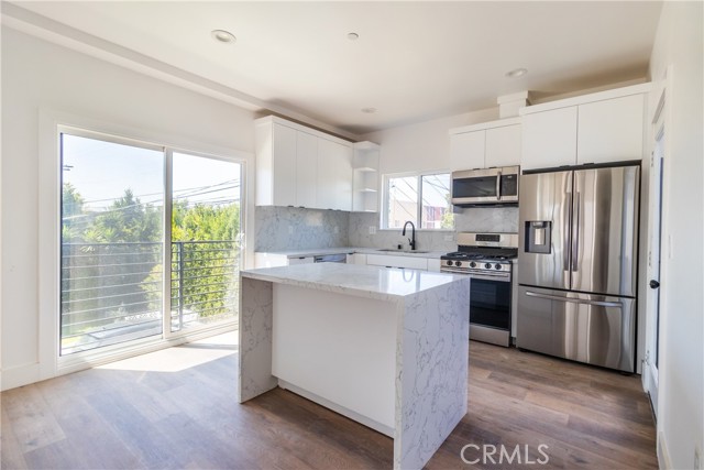 Detail Gallery Image 4 of 22 For 4507 W 18th St Dr #1,  Los Angeles,  CA 90019 - 4 Beds | 3 Baths