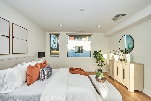 1050 N Joels Place, Los Angeles CA: https://media.crmls.org/medias/67361900-8656-4309-9579-602dbf67211a.jpg
