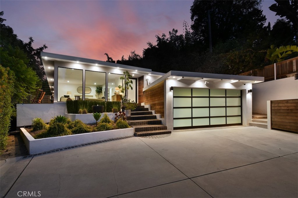 1/2 Ventura Canyon Avenue
