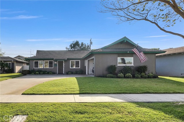 Detail Gallery Image 2 of 35 For 16572 Patricia Ln, Huntington Beach,  CA 92647 - 4 Beds | 2 Baths