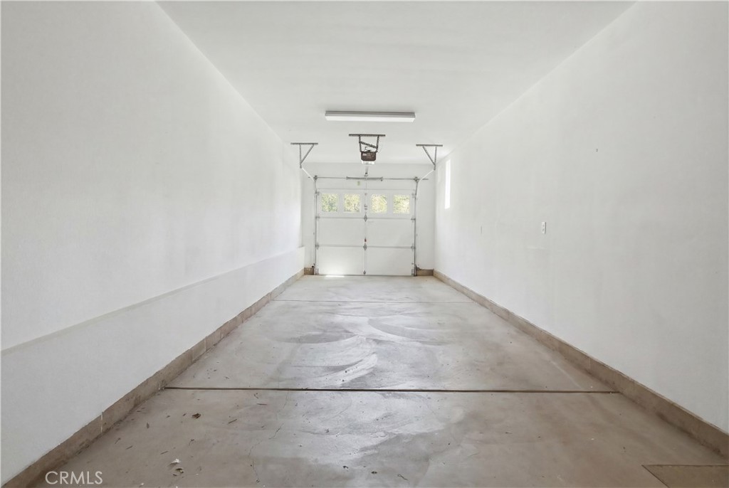 https://media.crmls.org/medias/6739b062-28d2-4c54-a6b2-ef742d636f99.jpg?preset=X-Large