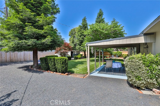 You can see here that you can drive in and around the pretty yard, if you need to.