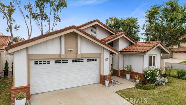 1027 W Rainbow Falls Way, Orange CA: https://media.crmls.org/medias/673b5aaa-2ac7-41e8-90d5-b559e75f6587.jpg