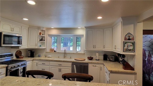 Detail Gallery Image 8 of 27 For 221 Darfo Dr, Crestline,  CA 92325 - 3 Beds | 2 Baths