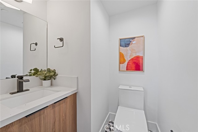 Detail Gallery Image 21 of 27 For 11314 Victory Bld, North Hollywood,  CA 91606 - 3 Beds | 3/1 Baths