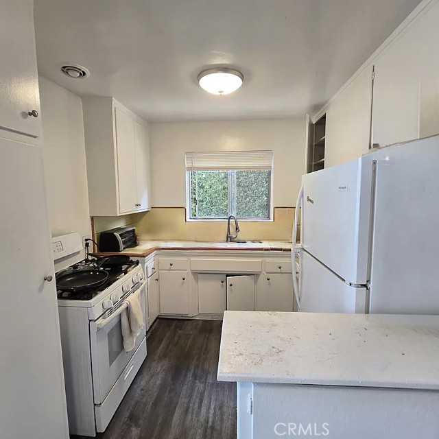 1132 S Holt Avenue, Los Angeles CA: https://media.crmls.org/medias/673e0998-897c-45df-84fd-6ced091adc2f.jpg