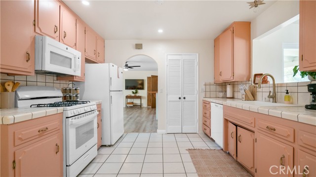 57966 El Dorado Drive, Yucca Valley CA: https://media.crmls.org/medias/674030ce-230e-4a20-8fac-96f8c70615da.jpg