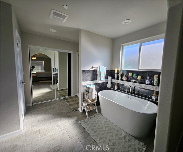 18010 Seaforth Street, Hesperia CA: https://media.crmls.org/medias/6741ac9b-23f3-4638-ba69-3000f941ee24.jpg