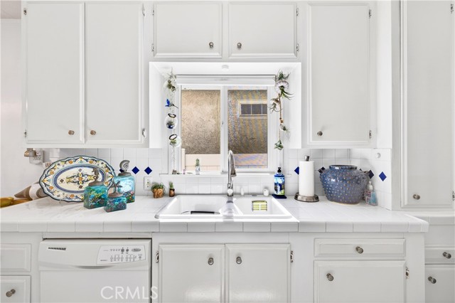 Detail Gallery Image 12 of 35 For 40 La Verne Ave, Long Beach,  CA 90803 - 4 Beds | 3 Baths