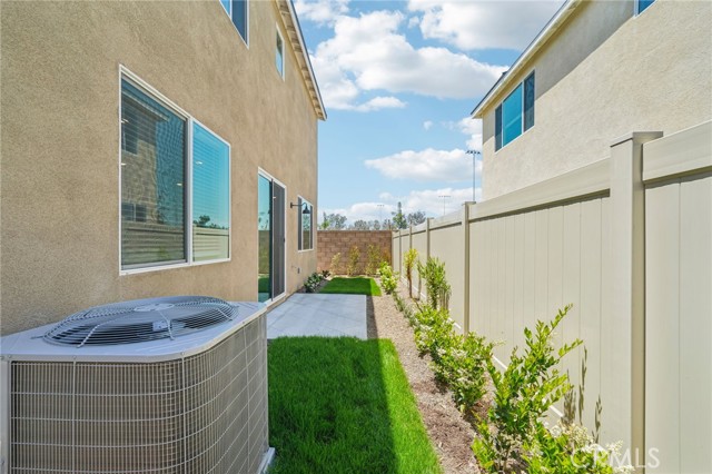 2097 Bergamot Street, Redlands CA: https://media.crmls.org/medias/6743abe6-97de-4d2a-b605-7be72cd431ab.jpg