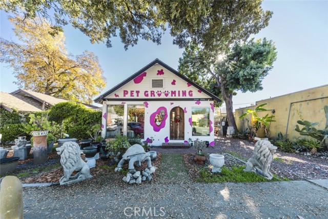2006 E Foothill Boulevard, Pasadena CA: https://media.crmls.org/medias/67448619-a443-458f-9554-911cdbbf7352.jpg