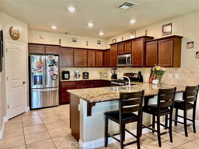 Detail Gallery Image 5 of 15 For 2220 N. Shady St, Visalia,  CA 93291 - 3 Beds | 2/1 Baths