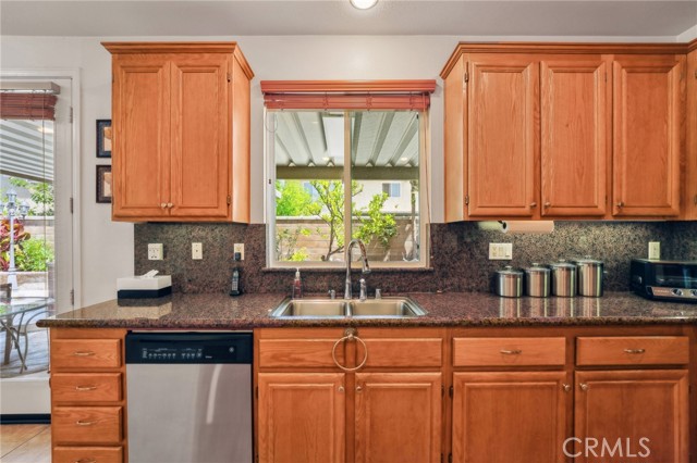13856 Casablanca Court, Eastvale CA: https://media.crmls.org/medias/67495930-8062-4883-b243-1d3280e33c1e.jpg