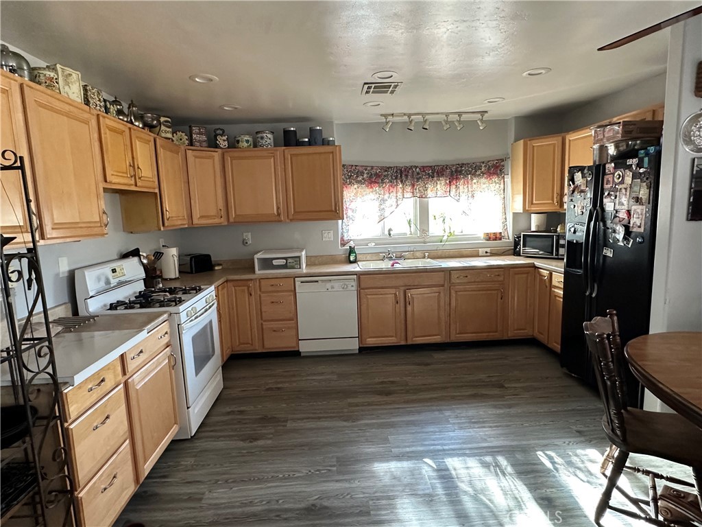https://media.crmls.org/medias/674aee1b-5b75-46be-bd53-5362cc05cb45.jpg?preset=X-Large