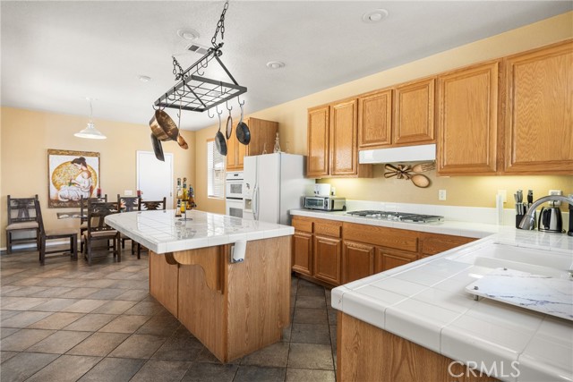 Detail Gallery Image 11 of 32 For 833 W Orange Heights, Corona,  CA 92882 - 5 Beds | 3/1 Baths