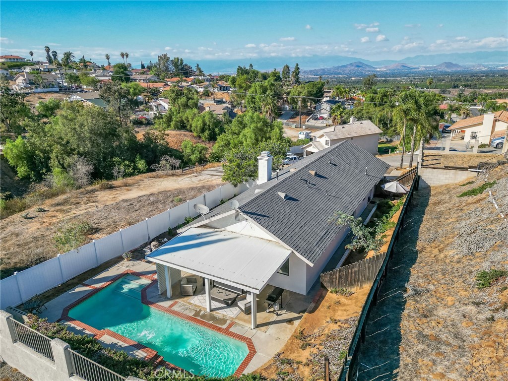 https://media.crmls.org/medias/675c5e98-3b10-43a6-9ddb-38c7349b7312.jpg?preset=X-Large