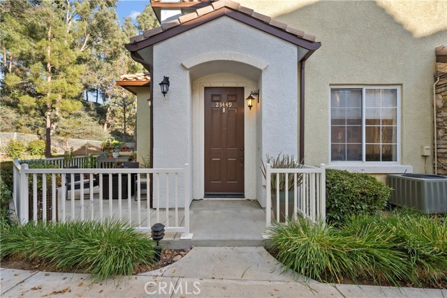 Detail Gallery Image 1 of 40 For 23449 Abbey Glen Pl, Valencia,  CA 91354 - 2 Beds | 2/1 Baths