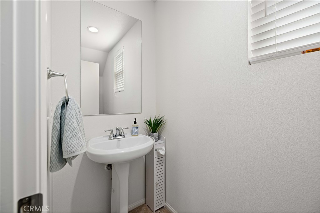 https://media.crmls.org/medias/67656701-8dec-42a0-ab75-9fb17233fe0c.jpg?preset=X-Large