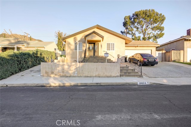 Detail Gallery Image 2 of 33 For 10624 Mcclemont Ave, Tujunga,  CA 91042 - 3 Beds | 3 Baths