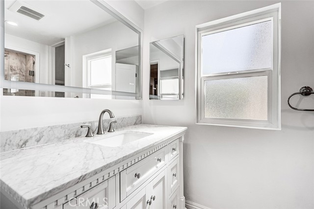 Detail Gallery Image 12 of 38 For 3010 Laurel Ave, Manhattan Beach,  CA 90266 - 4 Beds | 2 Baths