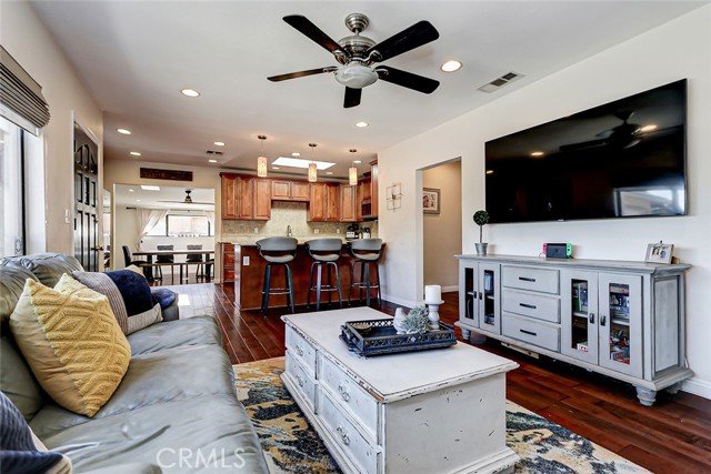 Detail Gallery Image 3 of 33 For 25013 Andreo Ave, Lomita,  CA 90717 - 3 Beds | 2 Baths