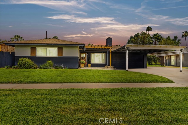 8975 Driftwood Dr, Riverside CA: https://media.crmls.org/medias/6766e38e-2a47-4df7-8089-439aa6aae4a5.jpg