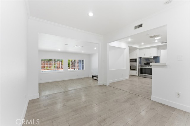 Detail Gallery Image 10 of 39 For 8443 Remmet, Canoga Park,  CA 91304 - 3 Beds | 2 Baths