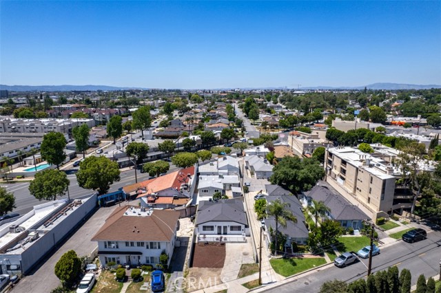 2111 Scott Road, Burbank CA: https://media.crmls.org/medias/676a2e54-ed51-45c2-b0ab-722e4f245d7c.jpg
