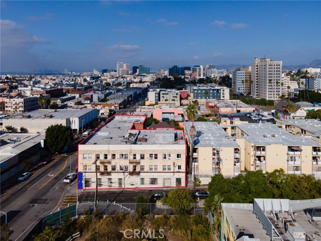 1735 7th Street, Los Angeles CA: https://media.crmls.org/medias/676c1133-3691-4bc5-8745-26a373d0833b.jpg
