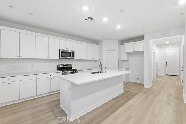 Detail Gallery Image 4 of 23 For 33262 Damask Ln, French Valley,  CA 92596 - 3 Beds | 2/1 Baths