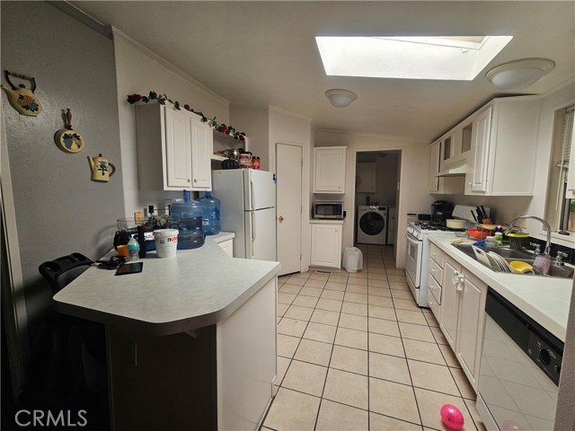 Detail Gallery Image 8 of 24 For 16600 Downey Ave #27,  Paramount,  CA 90723 - 4 Beds | 2 Baths