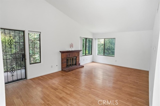 Detail Gallery Image 4 of 17 For 19950 Avenue of the Oaks, Newhall,  CA 91321 - 2 Beds | 2 Baths