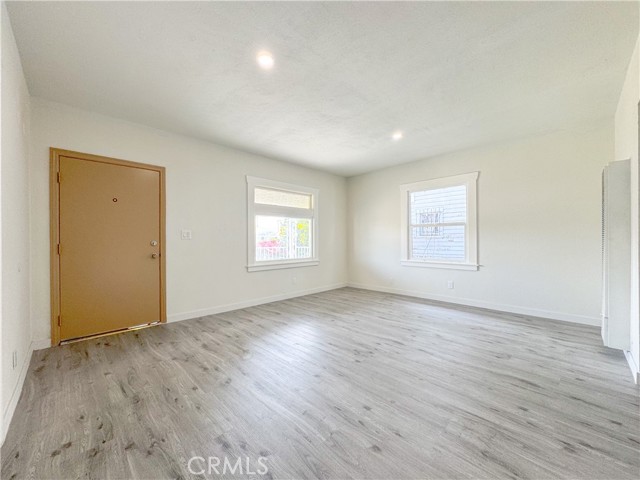 127 E 65th Street, Los Angeles CA: https://media.crmls.org/medias/6770b011-9f32-493f-99c1-1d164006cb48.jpg