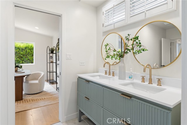 20217 Wells Drive, Woodland Hills CA: https://media.crmls.org/medias/6770c15e-79f3-4d91-a69f-a93d1dc13cf1.jpg