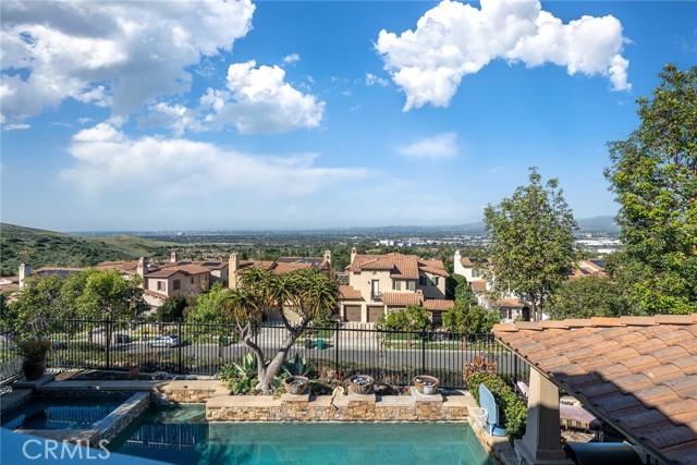 Detail Gallery Image 2 of 36 For 19 Momento, Irvine,  CA 92603 - 5 Beds | 4/1 Baths