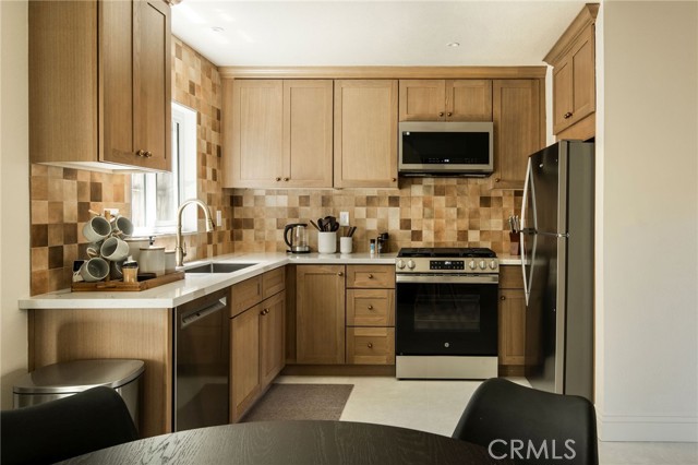 Detail Gallery Image 3 of 17 For 13025 Roselle Ave #4,  Hawthorne,  CA 90250 - 2 Beds | 1 Baths