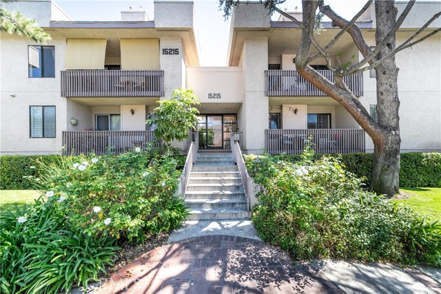 Detail Gallery Image 2 of 38 For 15215 Magnolia Bld, Sherman Oaks,  CA 91403 - 2 Beds | 2 Baths