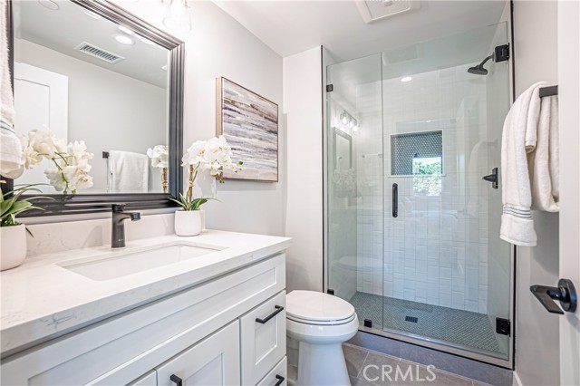 Upper Level En-Suite Bathroom.