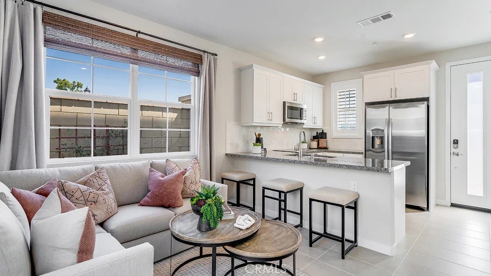 2606 E Lincoln Paseo